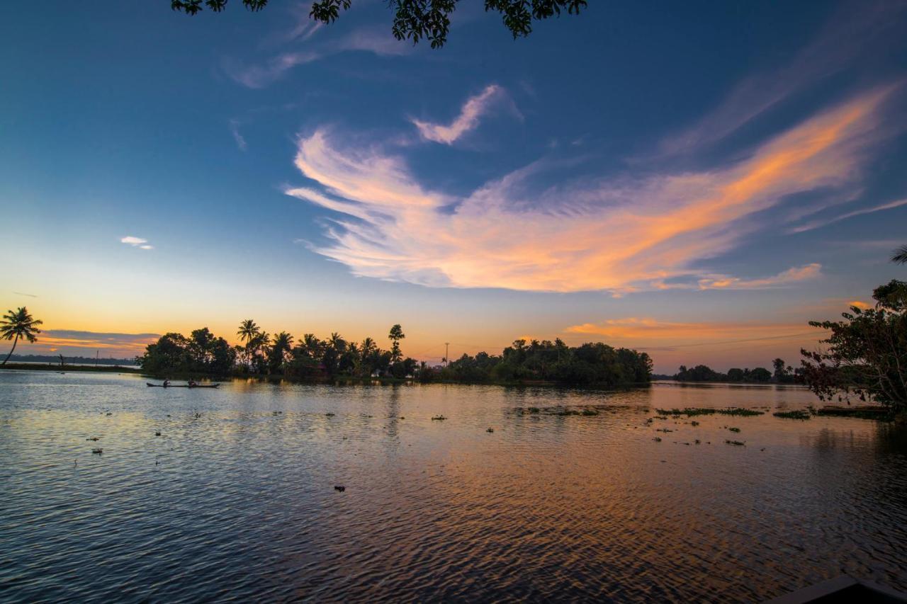 Warmth Lake Haven Alappuzha Exterior foto