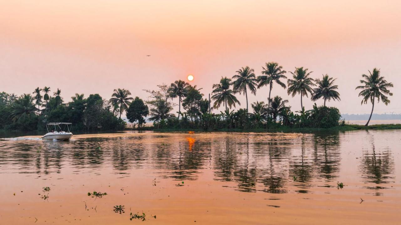 Warmth Lake Haven Alappuzha Exterior foto