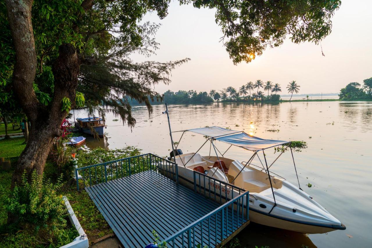 Warmth Lake Haven Alappuzha Exterior foto