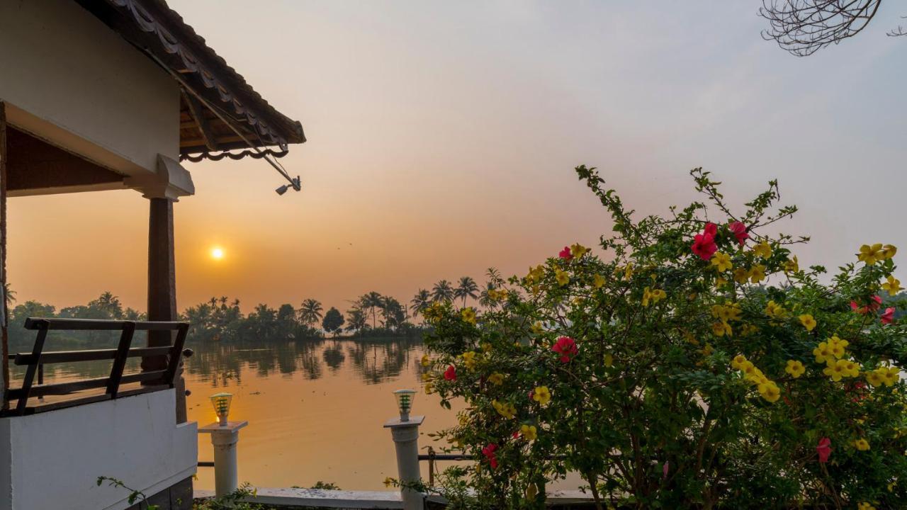 Warmth Lake Haven Alappuzha Exterior foto