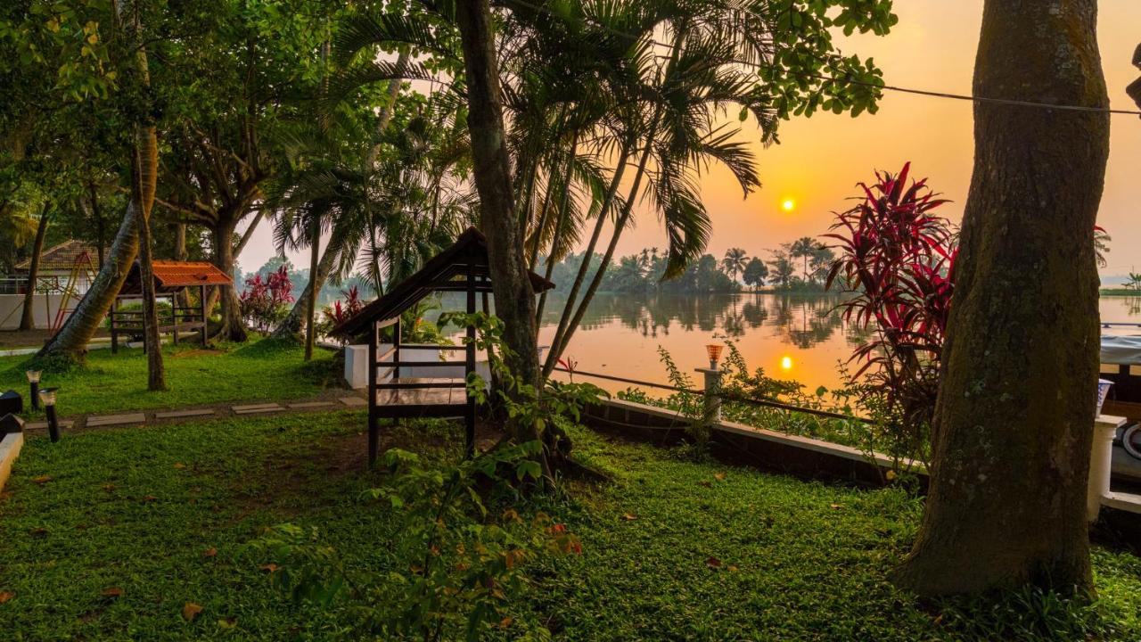 Warmth Lake Haven Alappuzha Exterior foto