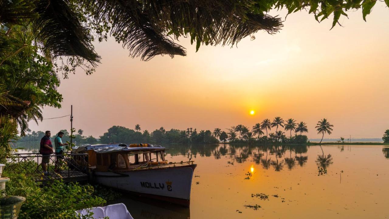 Warmth Lake Haven Alappuzha Exterior foto